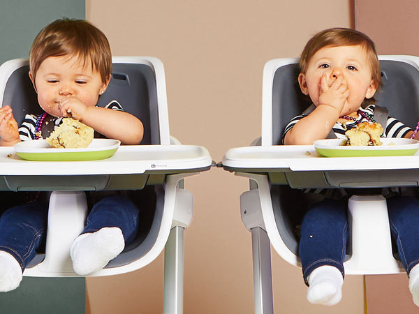 Twins eating in 4moms High Chair