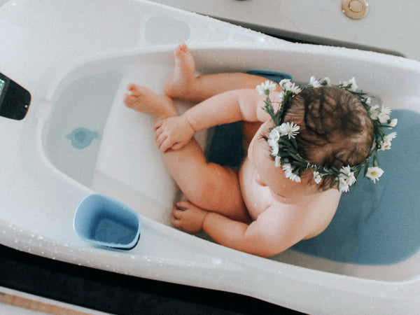Baby in 4moms Cleanwater Tub