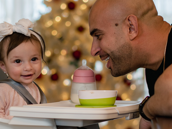 Dad and daughter in the 4moms connect high chair